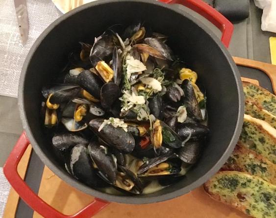 mussels pot with garlic toast