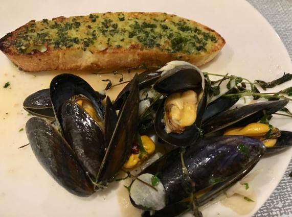 mussels with garlic toast