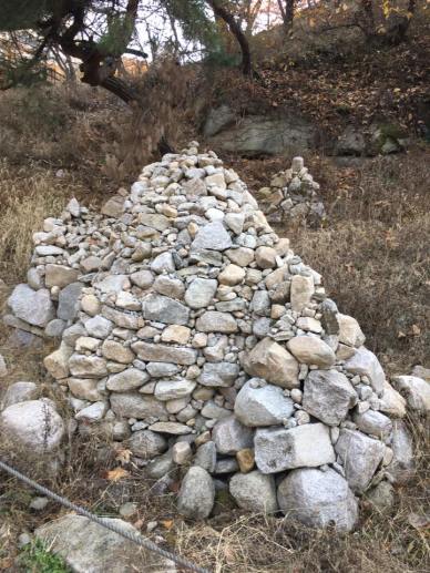 piles-of-stones-by-bored-hikers
