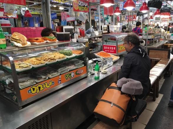 seafood pancake stall at gwangjang market 광장시장
