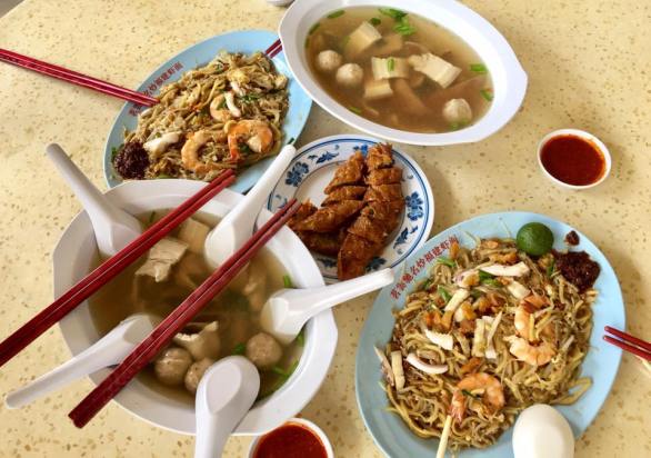 the dishes while waiting for the fish soup