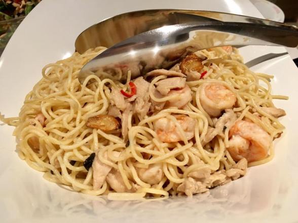 helper's chicken & prawns alio olio