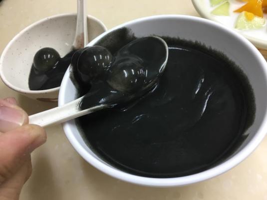 black sesame paste with mochi 黑芝麻汤圆