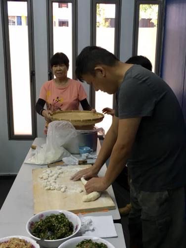 one resident demonstrates making dumpling 饺子